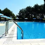 Apartment Cozy With Pool Access